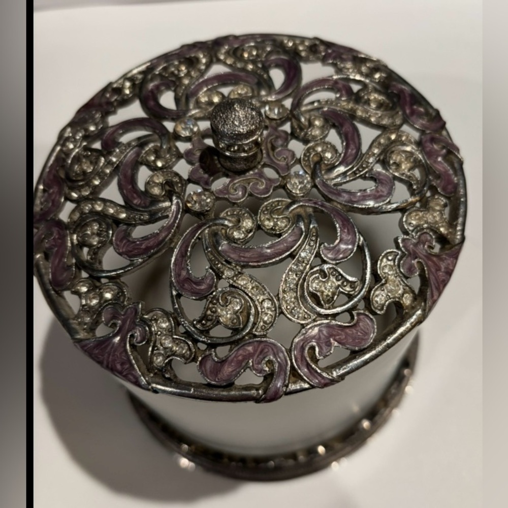 Beautiful Vintage Trinket/Jewerly Round Box